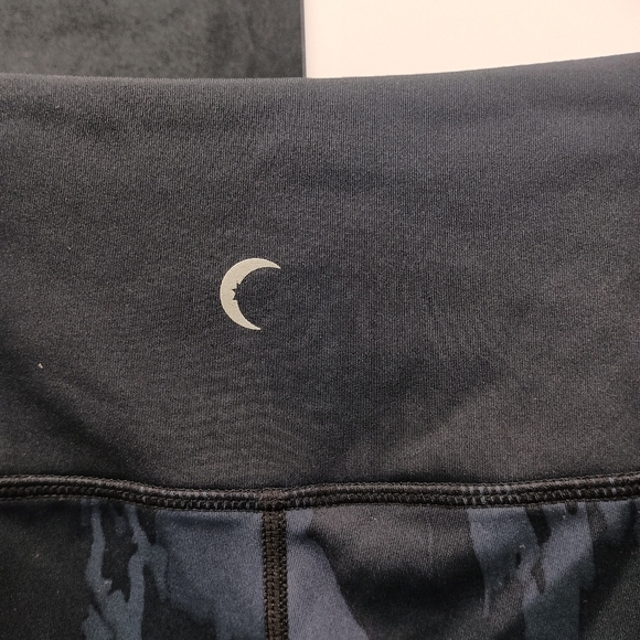 ZYIA Black and Gray Leggings with Distinctive Fade - Picture 12 of 12